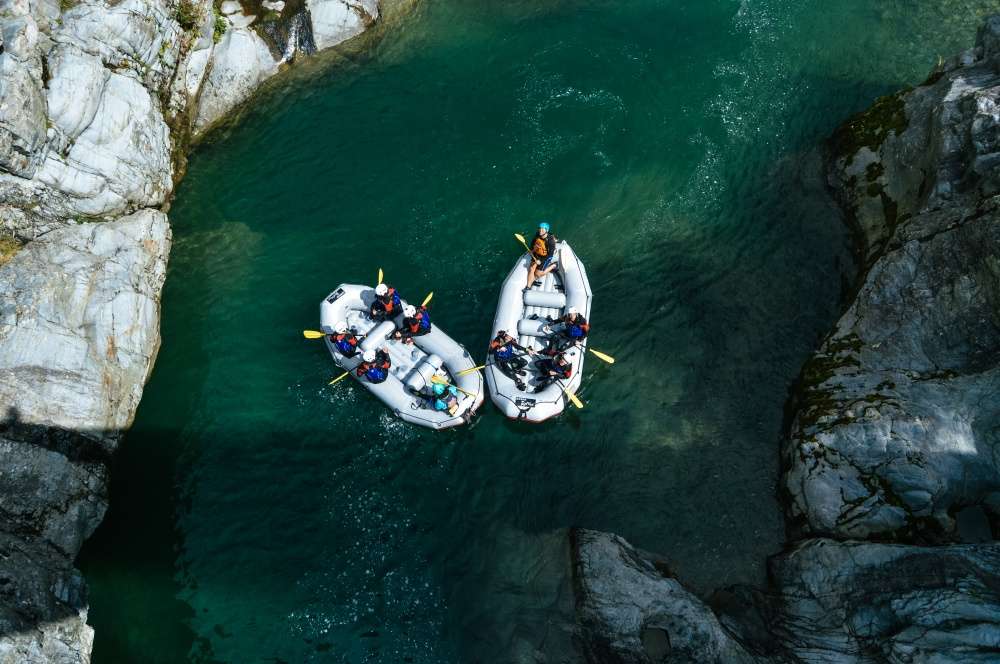 Deux rafts descendent dans les gorges de Sesia en Valsesia