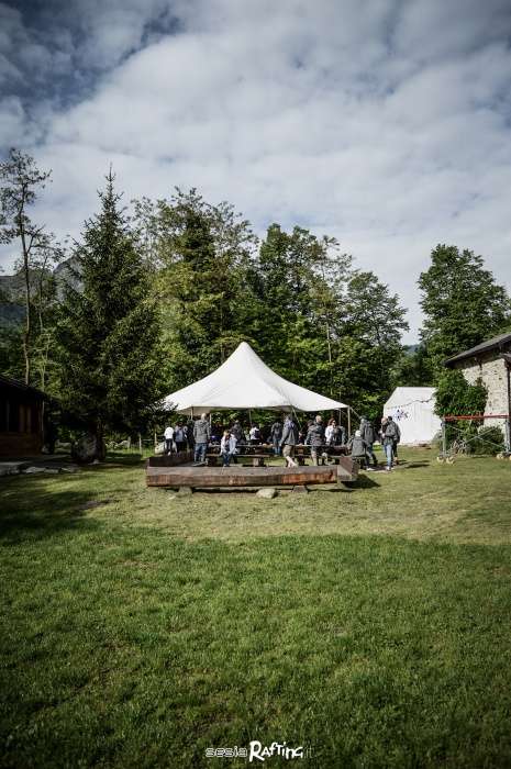 Sesia Rafting organise  Team Building en Piémont avec des formateurs et service de restauration.