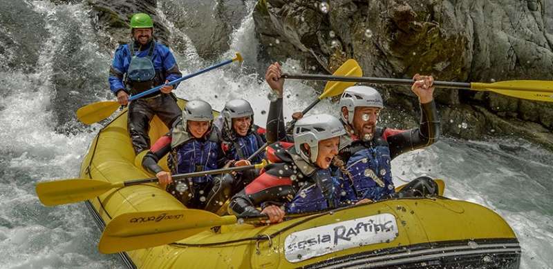 Le raft de Sesia Rafting dans les rapide des Gorges de Sesia en Valsesia Piémont.