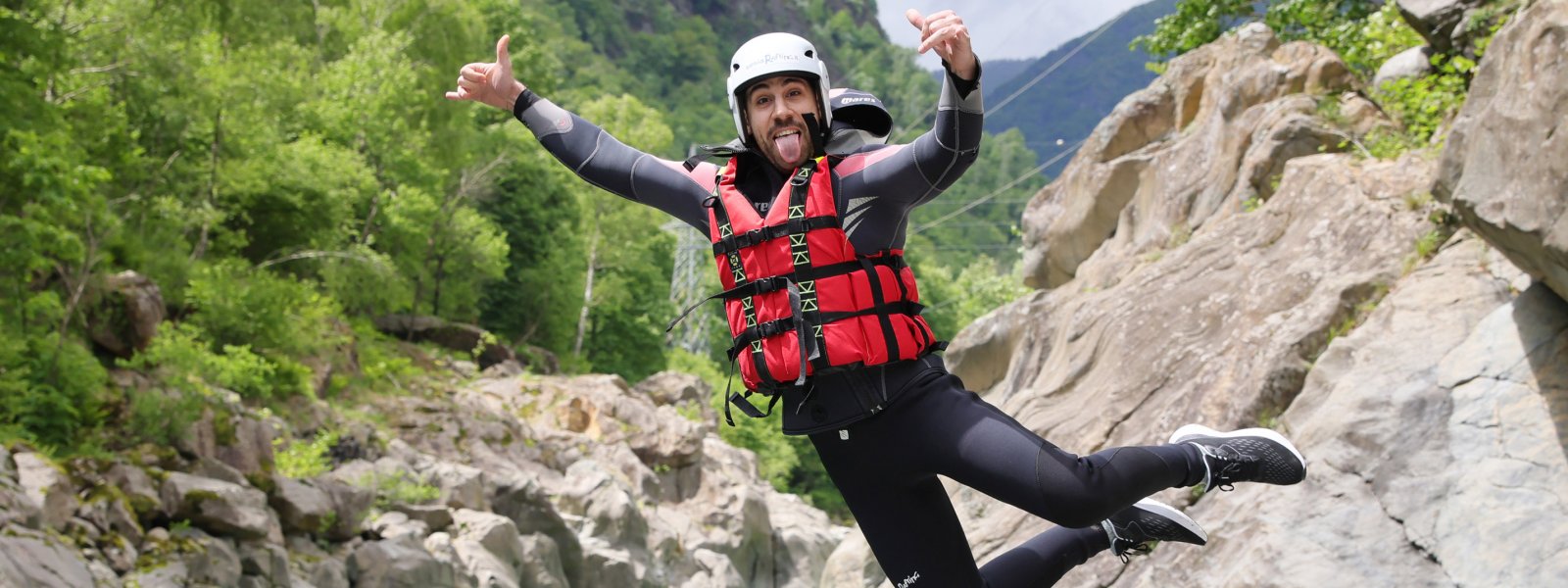 tuffo durante discesa di rafting